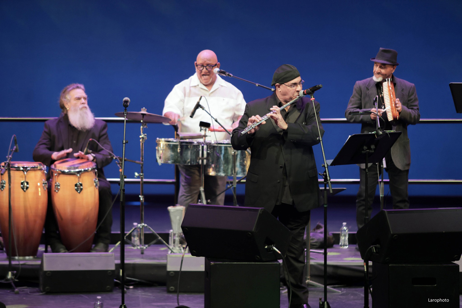 Foto Rodríguez on timbales with his Orquesta La Única. 