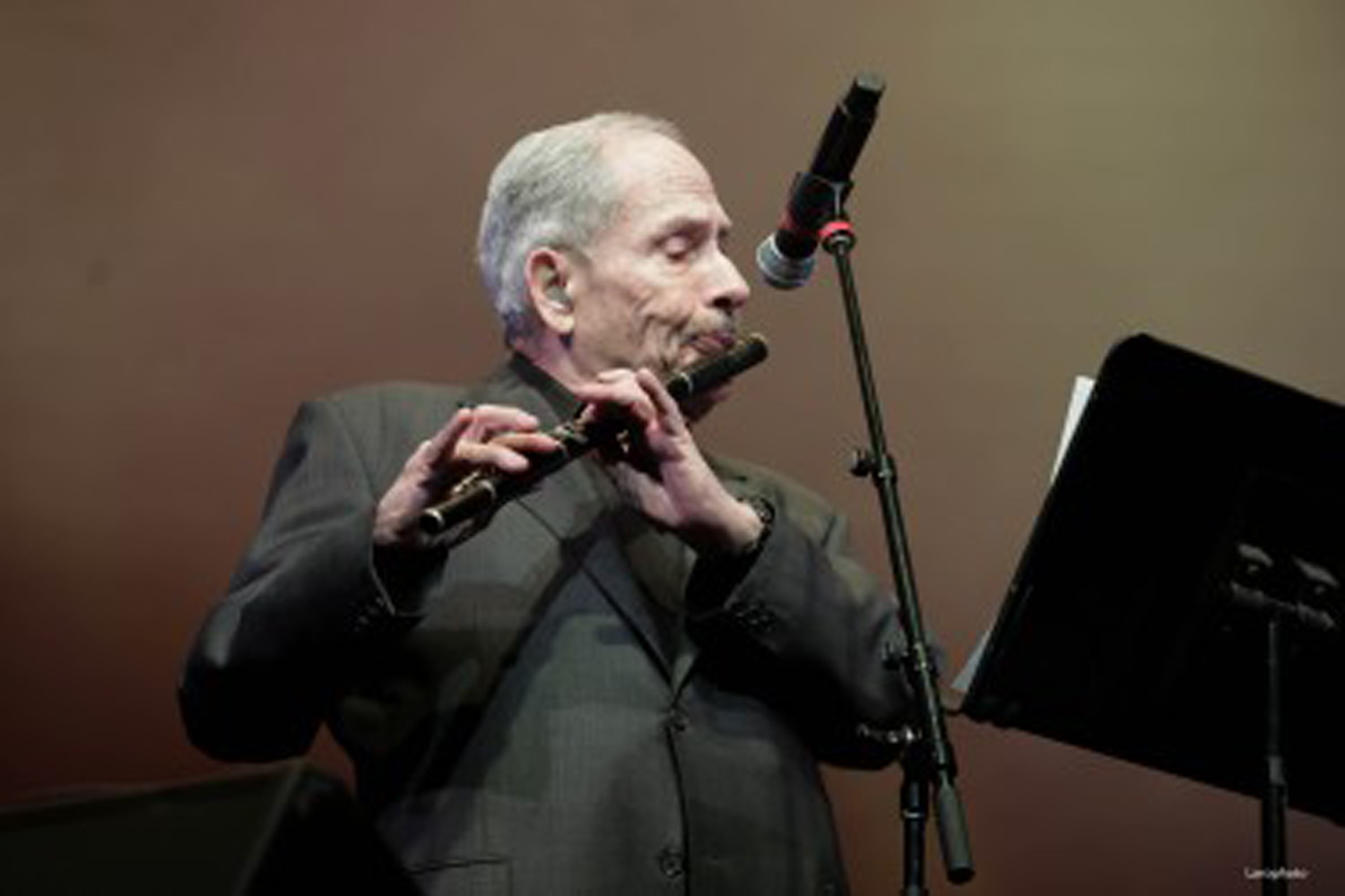 Maestro Eddy Zervigón on the flute.