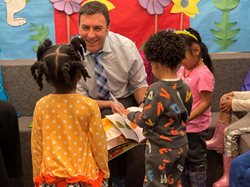 Councilman Dinowitz reading to Children