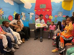 Councilman Dinowitz reading to Children