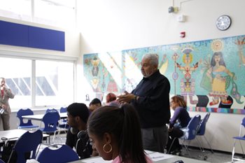 Professor Héctor Soto. Group of students in a classroom.